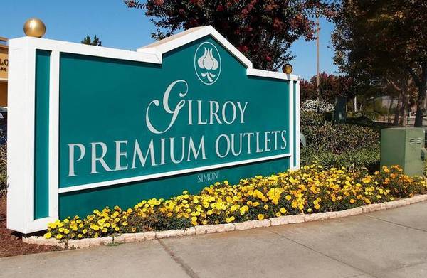 ギルロイプレミアムアウトレット(Gilroy Premium Outlets）の看板